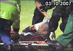 03-10-2007 Celtic-Milan. Nelson Dida in barella, finge di esser stato colpito duramente da un tifoso