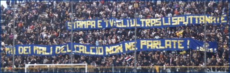 Stagione 2003-04. Striscione BOYS PARMA 1977: 'Stampa e tv: gli ultras li sputtanate ma dei mali del calcio non ne parlate'