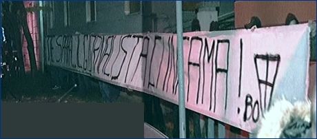 I BOYS davanti alla sede di Teleducato espongono lo striscione: 'Un agente spara, il giornalista ci infama'
