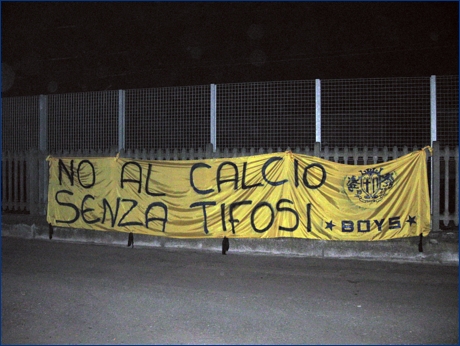 Modena 28 febbraio 2009. Striscione dei BOYS PARMA 1977 davanti al settore ospiti del Braglia: ''No al calcio senza tifosi''