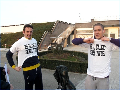 Centro Sportivo di Collecchio 28 febbraio 2009. Pavarini e Morrone con la maglietta dei BOYS: ''No al calcio senza tifosi''