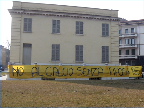 Petitot di p.le Risorgimento, Parma 28 febbraio 2009. Striscione BOYS: ''No al calcio senza tifosi''