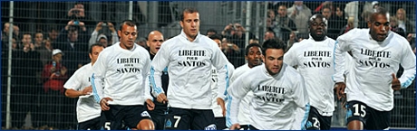 19-10-2008 I giocatori dell'Olympique di Marsiglia, prima della partita con il Valenciennes, indossano la maglietta ''Liberté pour Santos!''