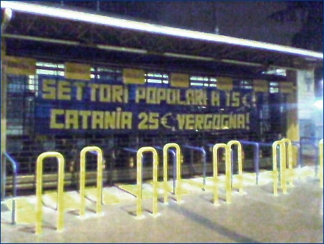 21-01-2010 striscione BOYS davanti al Tardini: ''Settori popolari a 15 €! Catania 25 €, vergogna!''
