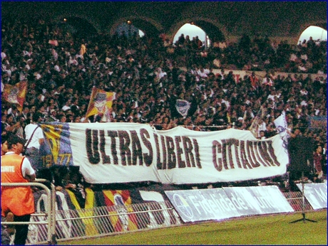 Striscione DEVILS: 'Ultras liberi cittadini'. Sulla sinistra è visibile il simbolo dei BOYS con lo Scudo Crociato e la scritta '1977'