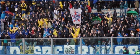 Tifo empolese ad Empoli-Reggina. Mani alzate. Sopra lo striscione dei Desperados è appeso lo stendardo 'Tino con noi. BOYS'