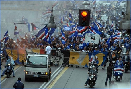 Corteo blucerchiato 'Coloriamo la città siamo gli Ultras della Samp'