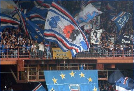Il nostro striscione 'Curva Nord Matteo Bagnaresi' è appeso al centro della Sud, tra una miriade di bandiere blucerchiate sventolanti