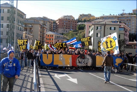 Lo striscione 'Ultras' degli UTC tra bandiere che ricordano l'articolo 19 della Costituzione