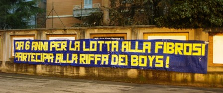 Parma-Lecce: striscione appeso in Curva, aiutiamo la lotta contro la Fibrosi Cistica.