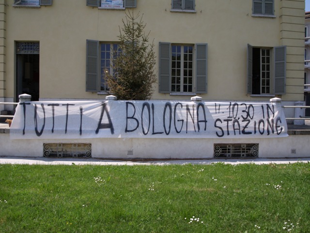 Striscione davanti al petitot: Tutti a Bologna!