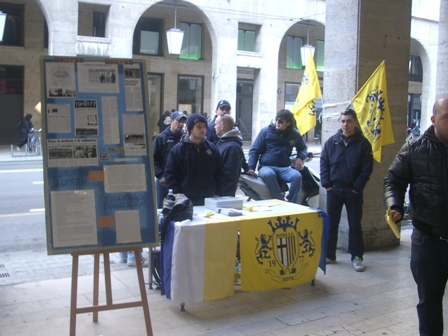 Banchetto dei Boys in piazza per la vendita dei biglietti