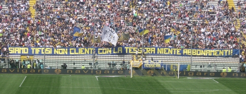 Striscione BOYS: ''Siamo tifosi non clienti, con la Tessera niente  abbonamenti''