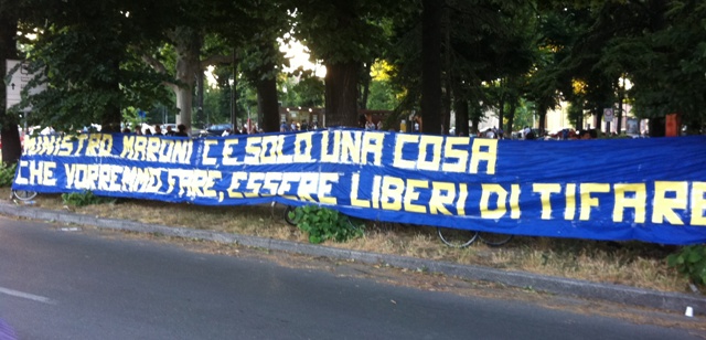 Striscione esposto davanti alla Curva Nord, durante la partita del cuore.