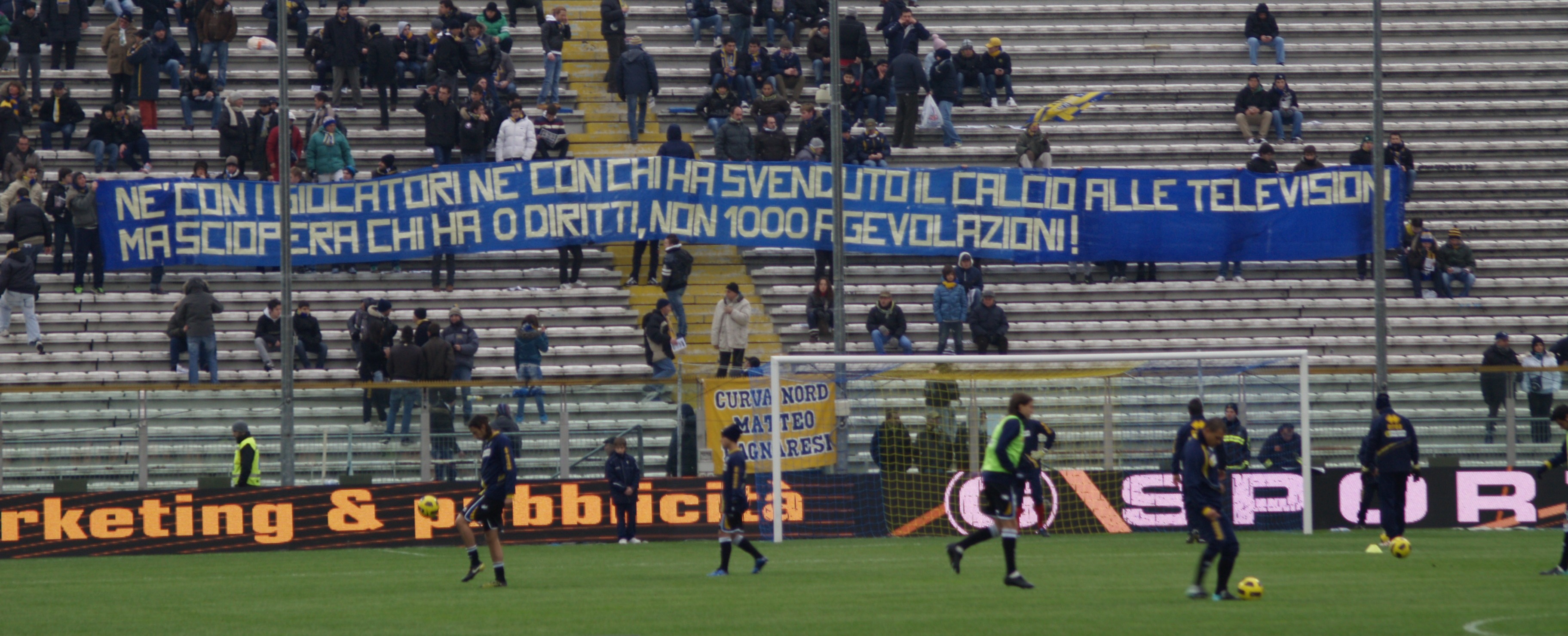 Striscione in Curva Nord durante il riscaldamento della squadra