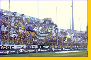 BOYS, Curva Nord di PARMA. Bandiere Gialloblu Crociate