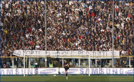 Curva Nord di Parma. Striscione BOYS: 'La morte  uguale per tutti'