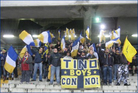 BOYS PARMA a Napoli per Napoli-Parma. Tricolori gialli-blu-bianchi al vento