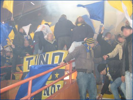 BOYS PARMA a Genova per Genoa-PARMA. Striscione: 'Tino con noi' e torcia