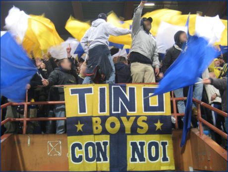 BOYS PARMA a Genova per Genoa-PARMA. Striscione: 'Tino con noi' e bandiere bianche, gialle e blu