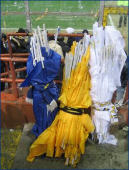 Fasci di bandierine (gialle, bianche e blu)