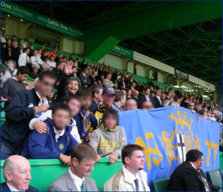 BOYS Parma a Glasgow (Scozia) per Celtic-PARMA. Lo striscione '1977' è sorretto al Celtic Park