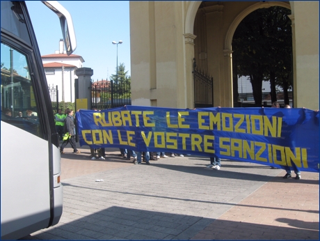 Ultras e tifosi fermano il pullman della squadra davanti ai cancelli del Tardini per alcuni attimi, dietro lo striscione ''Rubate le emozioni con le vostre sanzioni... Ma che derby ?''