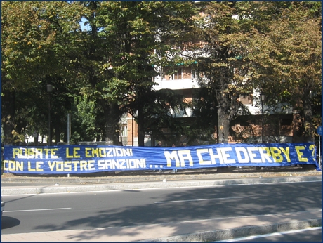 Striscione BOYS in viale Partigiani: ''Rubate le emozioni con le vostre sanzioni... Ma che derby ?''