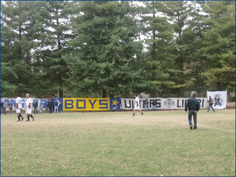 Parma, campetti di via Zarotto. Striscioni: ''Rangers'' dei Rangers Empoli, ''BOYS'', ''Ultras liberi'' e lo stendardo del Bagna dei BOYS Parma