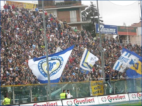 BOYS, Curva Nord Matteo Bagnaresi di Parma. Il nostro tifo. Bandieroni azzurri e gialloblù sventolano insieme