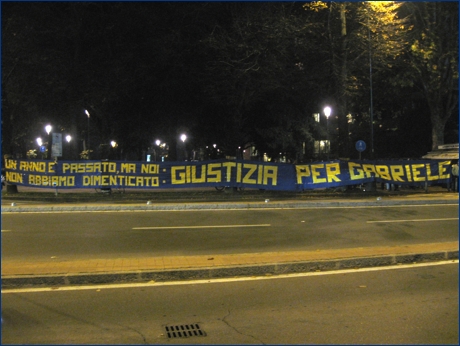 Striscione BOYS in v.le Partigiani: ''Un anno è passato ma noi non abbiamo dimenticato: giustizia per Gabriele''