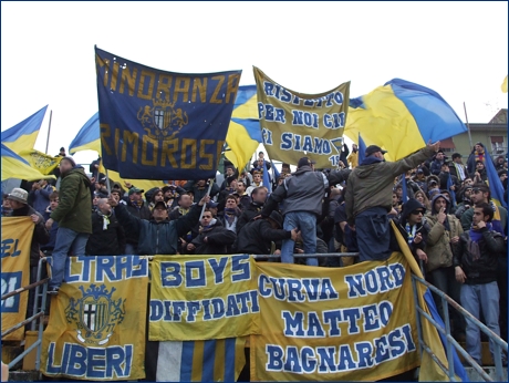 BOYS PARMA 1977 a Pisa per Pisa-PARMA. Striscioni e due aste