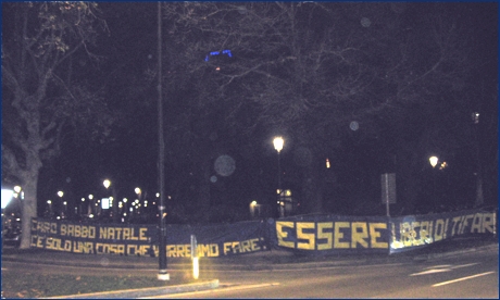 Striscione BOYS in v.le Partigiani: ''Caro Babbo Natale c' solo una cosa che vorremmo fare: essere liberi di tifare''