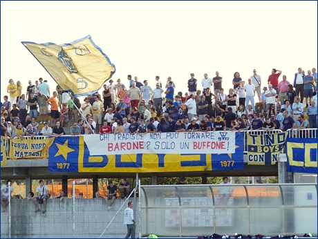 Striscione BOYS in gradinata: 'Chi tradisce non può tornare. Barone? Solo un buffone! 1977'