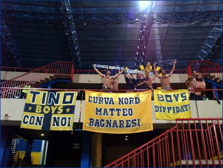 BOYS PARMA a Catania per Catania-PARMA. Sciarpe alzate dietro gli striscioni 'Tino con noi - BOYS', 'Curva Nord Matteo Bagnaresi' e 'BOYS diffidati'