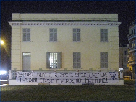 Striscione BOYS al Petitot, in p.le Risorgimento: ''''Sport'' non è ruspe e speculazione. Tardini: stadio e verde, non mattone! Boys 1977''