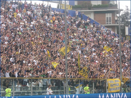 BOYS, curva nord di Parma. Battimani