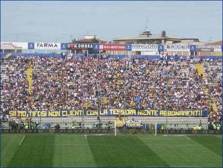 BOYS, curva nord di Parma. Striscione: ''Siamo tifosi non clienti, con la Tessera niente abbonamenti!''