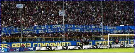 PARMA 13-10-2004, Italia-Bielorussia. Striscione BOYS: 'Il calcio scommesse dilaga, il doping è una realtà, la nazionale non va... Ma il sistema punisce solo gli Ultrà. Togliamo il calcio dalle mani di Carraro e Galliani'