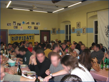 Cena di fine anno dei BOYS PARMA 1977. Tavolata tra gli striscioni