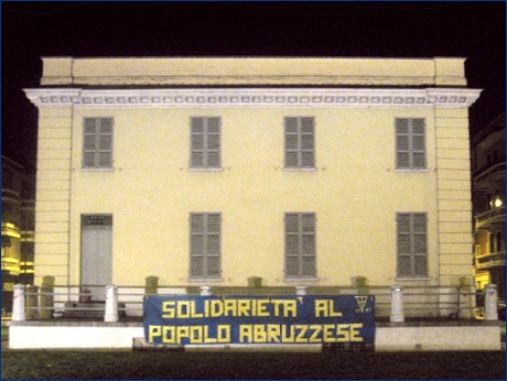 Striscione BOYS: ''Solidariet al popolo abruzzese''