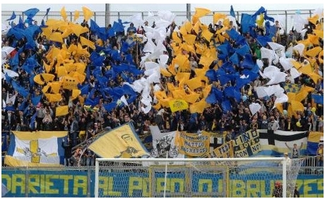 Coreografia giallobl a Livorno. Foto della Gazzetta di Parma