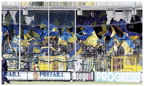Ultras e tifosi giallobl ad Avellino. Foto dell'Informazione di Parma