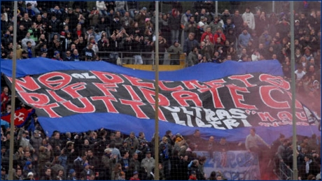 Bandieroni copri-curva pisano, con scritta ''No al Decreto. Diffidateci tutti. Ultras liberi. Mau ovunque''