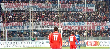 Striscioni pisani: ''Art. 21 della Costituzione: tutti hanno diritto di manifestare liberamente il proprio pensiero con la parola, lo scritto e ogni altro mezzo di diffusione... dovrebbe tutelare la libert'' e ''...diffidati per aver espresso il nostro pensiero... Questa  la vostra democrazia!!!''