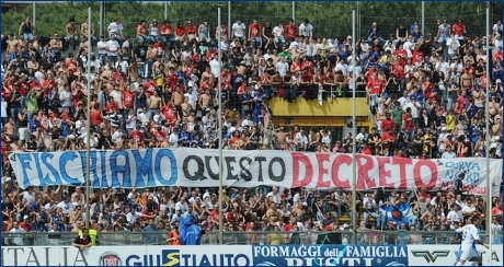 Striscione pisani: ''Fischiamo questo Decreto - Curva Nord Mau ovunque''