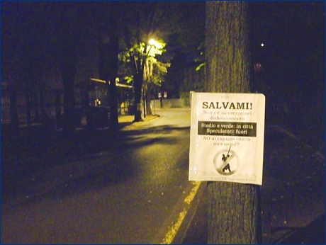 26-06-2009 Piante di via Puccini con cartelli contro il loro abbattimento