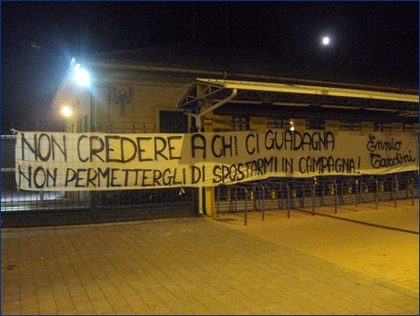 02-07-2009 Striscione BOYS sui tornelli della Nord: ''Non credere a chi ci guadagna. Non permettergli di spostarmi in campagna! Ennio Tardini''