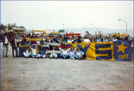 San Benedetto del Tronto, 16-10-1988. I BOYS posano dietro lo striscione