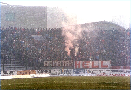 Parma, 03-02-1985. Gli ultras del Bari in Curva Sud al Tardini